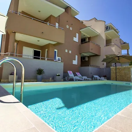 Apartamento Mlasina-3 By Interhome